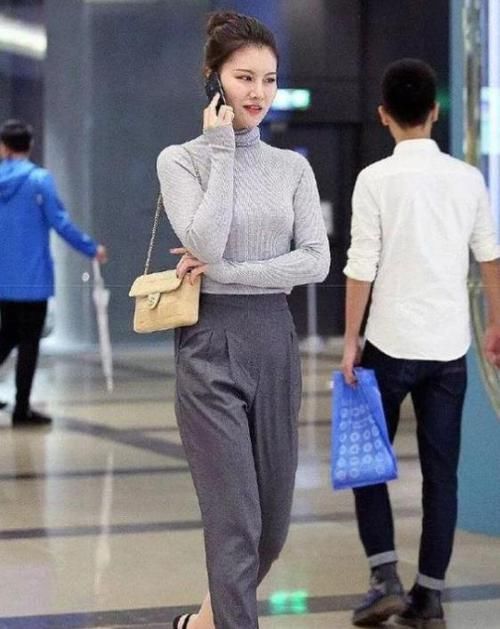  『时尚』街拍：气质高雅的美女，一条浅蓝色连衣裙，时尚魅力好身材