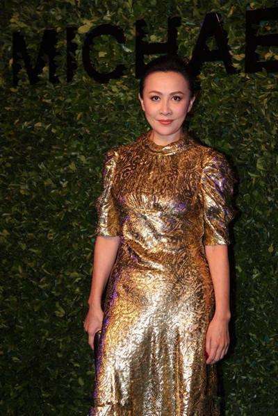 刘嘉玲穿衣越来越大胆了! 露肩长裙一片哗然, 保镖们的眼神亮了!