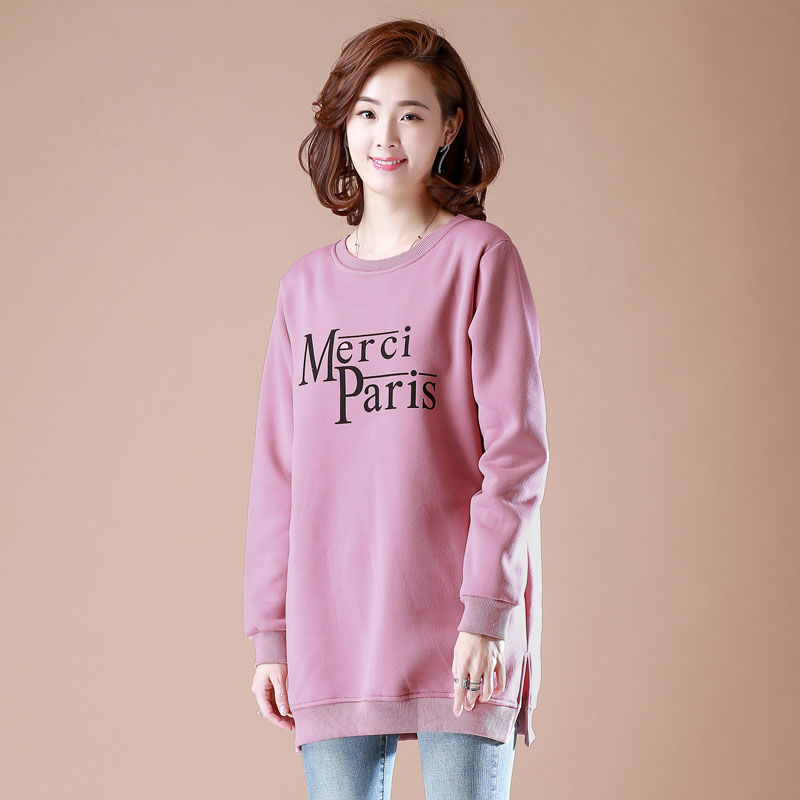 刚入秋，别着急买皮衣，70后女人都在穿这“卫衣”，穿出清新感