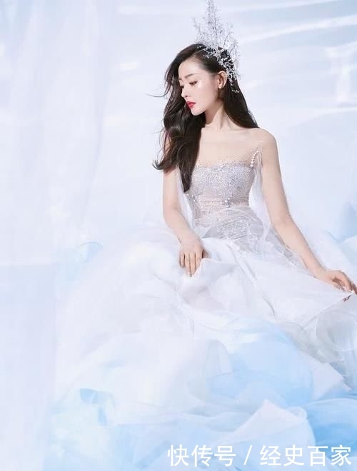 低俗：微透长裙勾出好比例，性感又不低俗，张天爱的“夹腿站”美到犯规