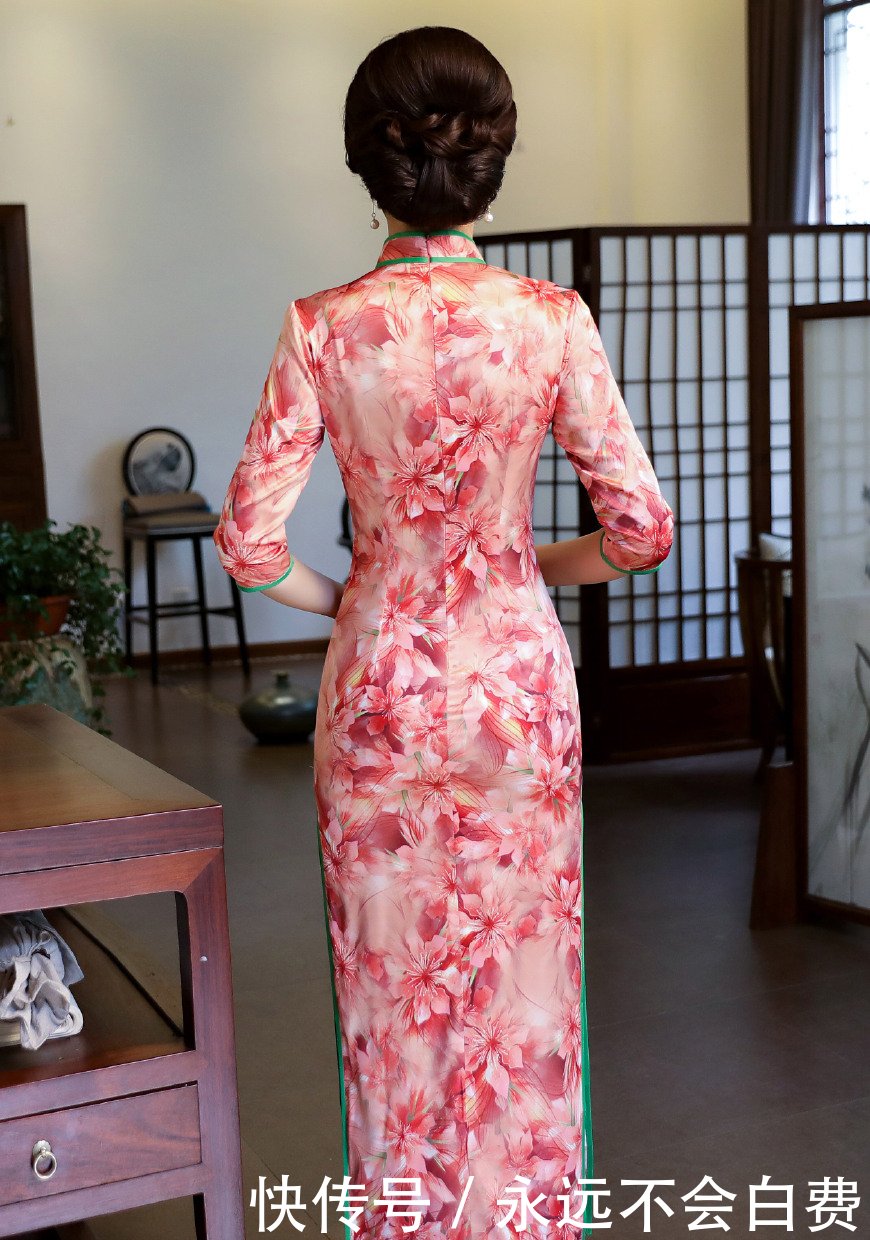 海棠红双层丝绸旗袍裙，清秀婉丽，美得让人目不暇接