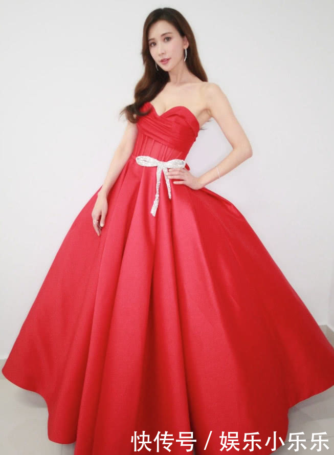 林志玲颜值与衣品不对称?穿露肩上衣搭半身裙,不仅显腿短还显粗