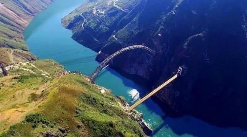  进度@中国最难开凿隧道：每天耗1吨炸药，日均作业进度4米凿通需