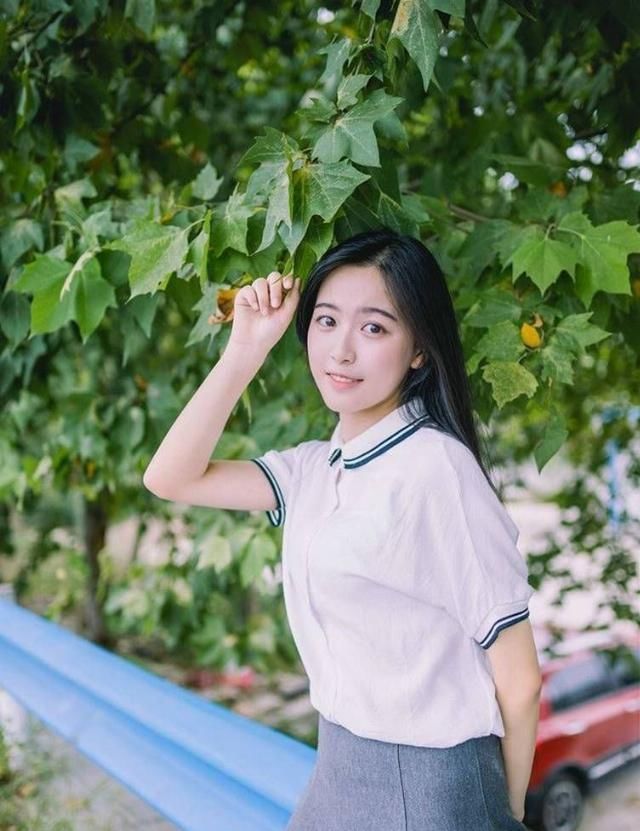  『特别』女孩2020年不必选这2种头型了，显脸大不用说，还土！特别是在是后一种