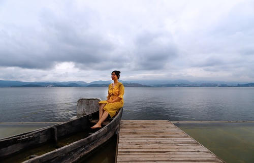 就着月光，伴着洱海，干了这瓶风花雪月，网友：小心喂鱼