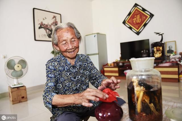 农村常见的1种虫子，是一种药材，见到了别扔掉！