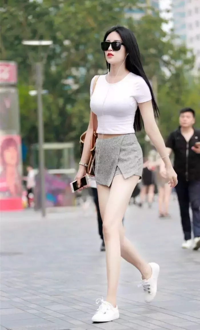 街拍，初秋来了，时尚潮流的你，怎么少的了这样轻熟时尚的穿搭呢