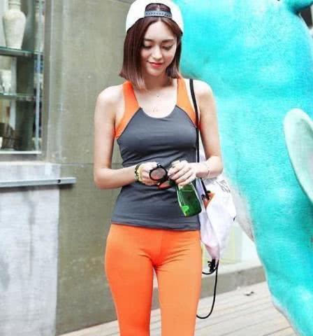 洒脱霸气的打底裤美女,展现十分优雅个性的造型