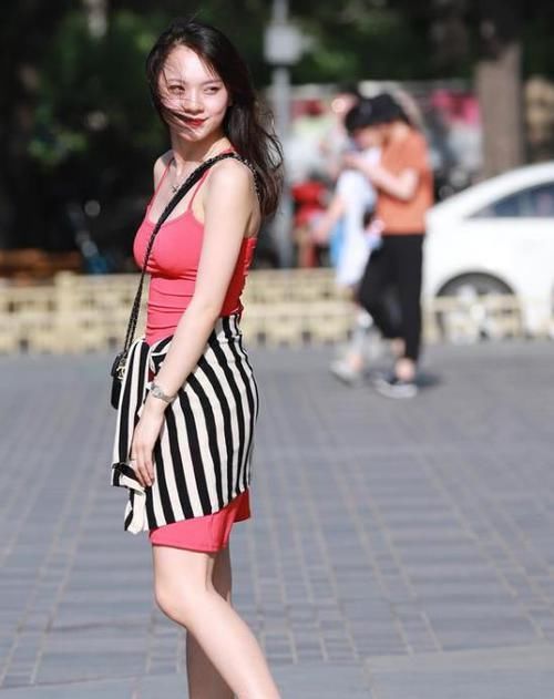  「笑嫣然」养眼女神街拍：语笑嫣然的美女，一条白色的连衣裙，时尚女神风采