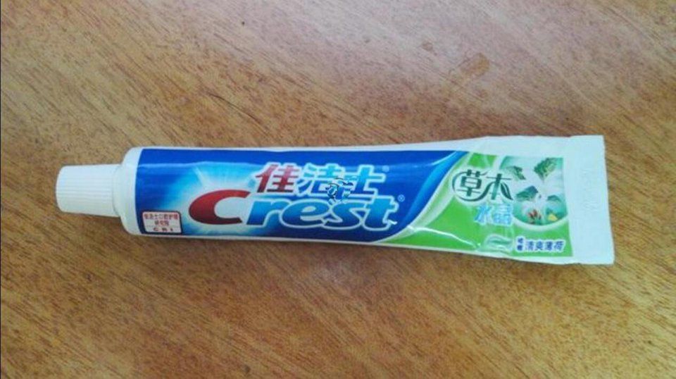 牙膏擦脸，学会用法，50岁保养得像20岁，脸上斑点消失