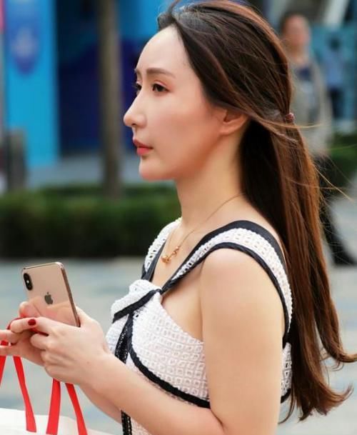  气质：街拍：软玉温香的小姐姐，一条白色的连衣裙，时尚优雅魅力范