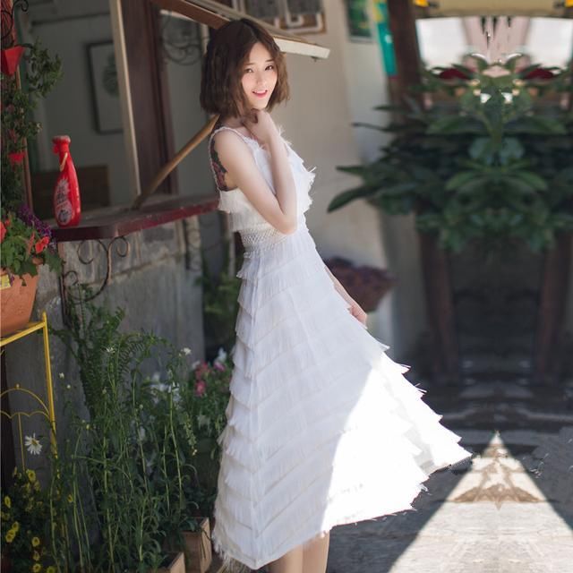 闺蜜真敢穿，不穿内搭直接穿吊带连衣裙，的确美得猝不及防！