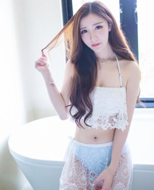 凹凸有型的泳衣美女,气质妩媚迷人,回头率十足!