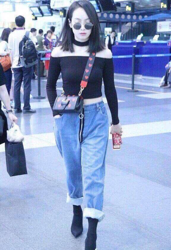 又见半拉链裤子，张天爱你这是跟李菲儿学的打扮吗？