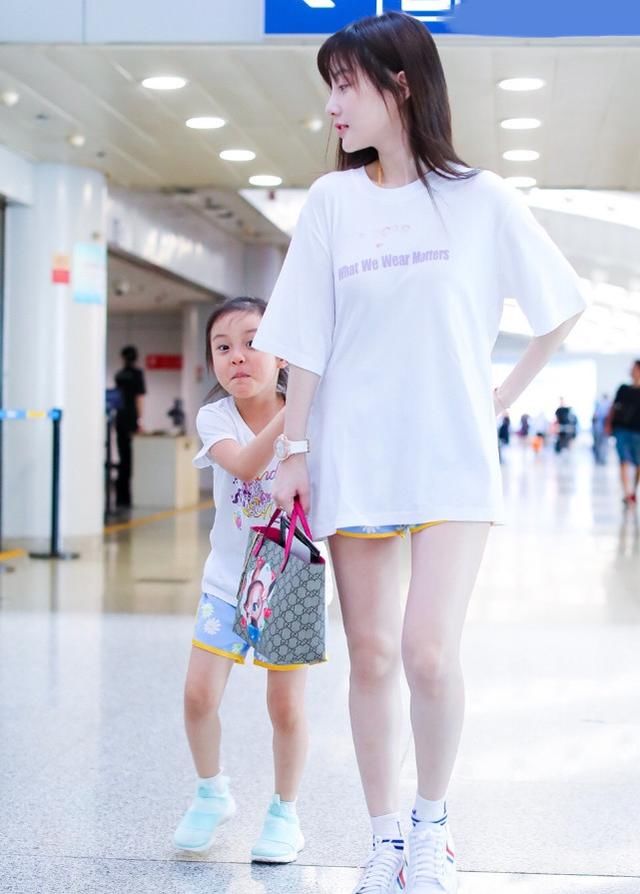 李小璐做头发了！留“初恋刘海”秒变17岁美人，衬得甜馨好普通