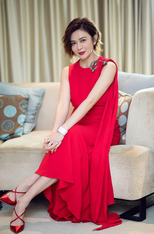 关之琳简直了，一把年纪还将裙子开这么低，网友：真是为老不尊