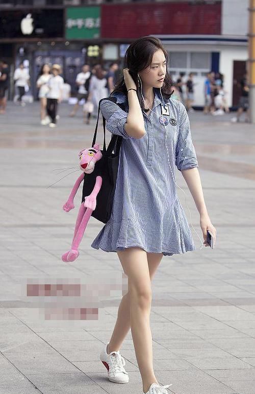  「身搭配」街拍：小姐姐一件条纹的衬衫裙子，裙子是比较可爱的款式也很青春