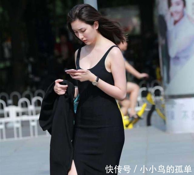 广州街拍穿着吊带开叉裙的小姐姐秀身材,白皙大长腿性感又迷人