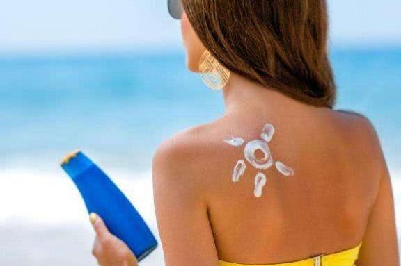 女人坚持化妆和素颜，十年之后会有什么变化？答案说出来你可能都