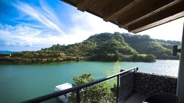 40岁大叔为钓鱼买下一座岛，改造破屋成海景房，真过瘾