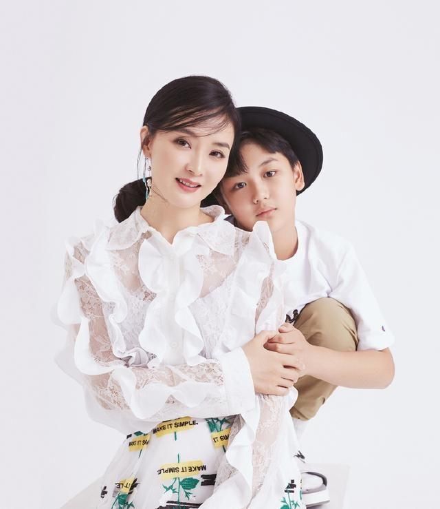 王艳素颜现身机场，裤子都快把自己绊倒了！