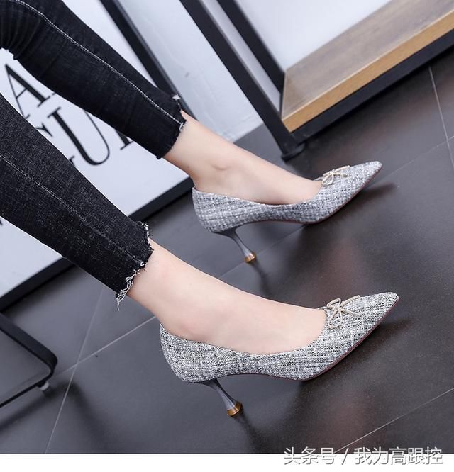 用六种颜色组合而成的布料做成的尖头高跟鞋