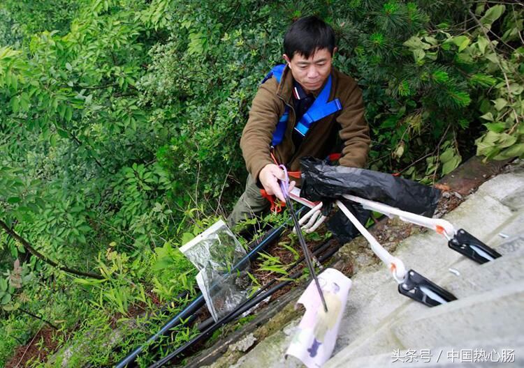 行走在崖壁上的清洁工，每天带着安全绳，日复一日“玩命”捡垃圾