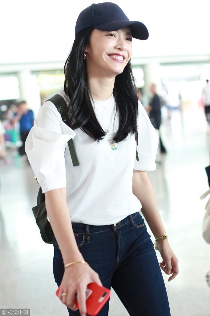 “辣妈”姚晨撩发秀婚戒眼睛无神显疲惫  背双肩包疾走展长腿青春