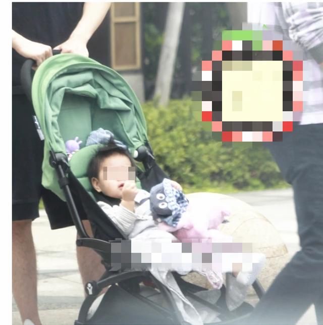 『 出门』小圆脸超像高圆圆，婆婆化妆出门比儿媳精致，赵又廷女儿首露正脸