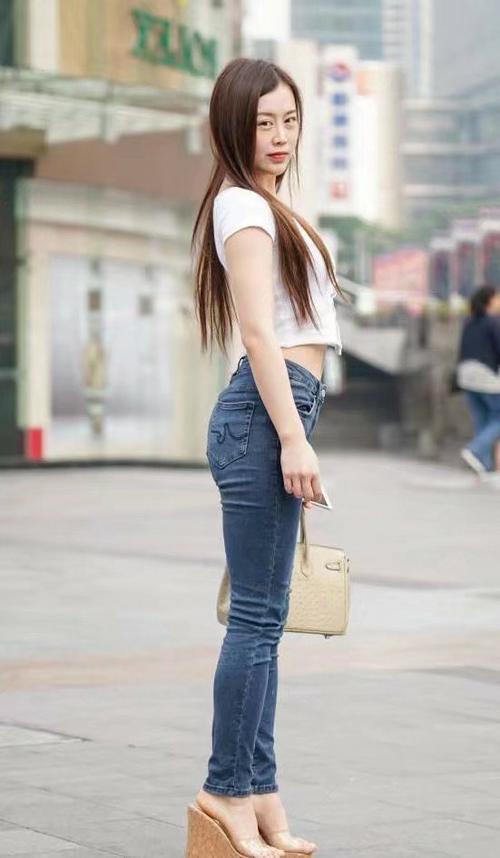 紧身裤始终保持腿部的舒适感，非常优雅迷人