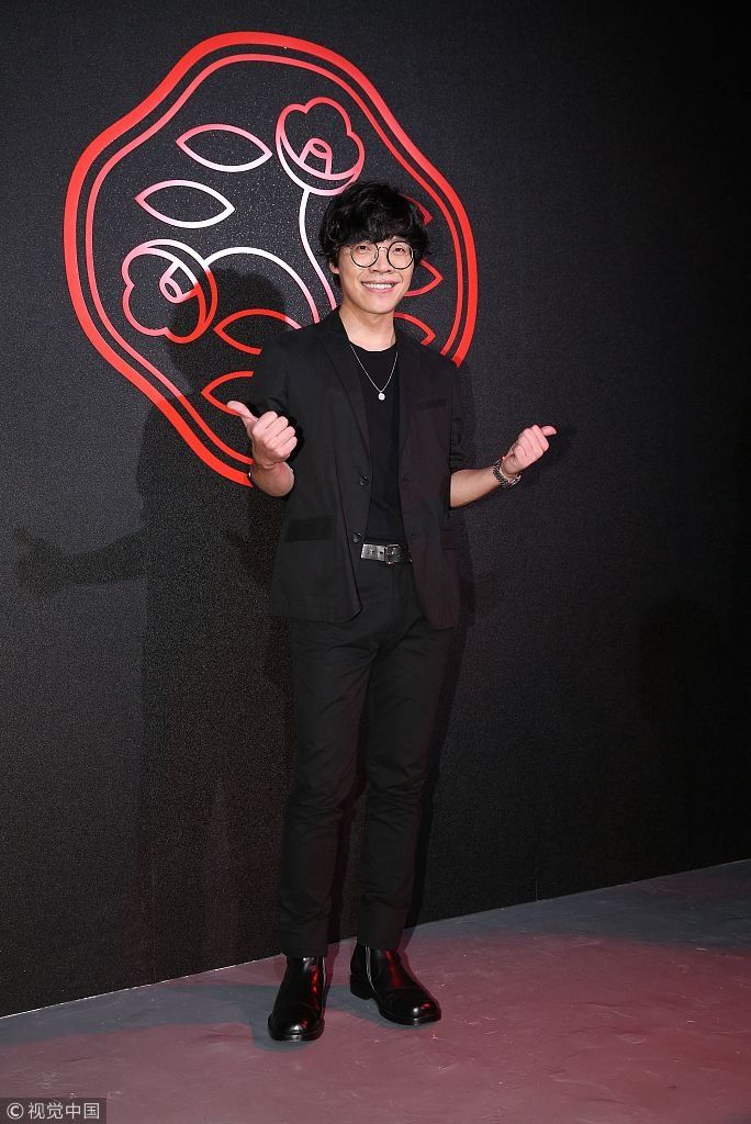 莫允雯穿露脐红装秀蛮腰散发英气美  嘲笑卢广仲“tony老师”梦碎