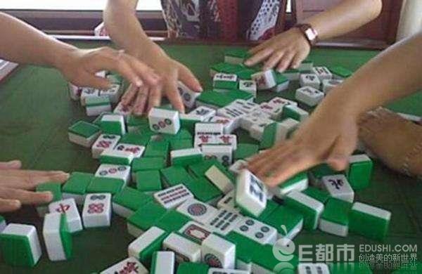 涉赌女子狱中减肥30斤 出狱后立马给警察送锦旗 网友:又想骗我犯