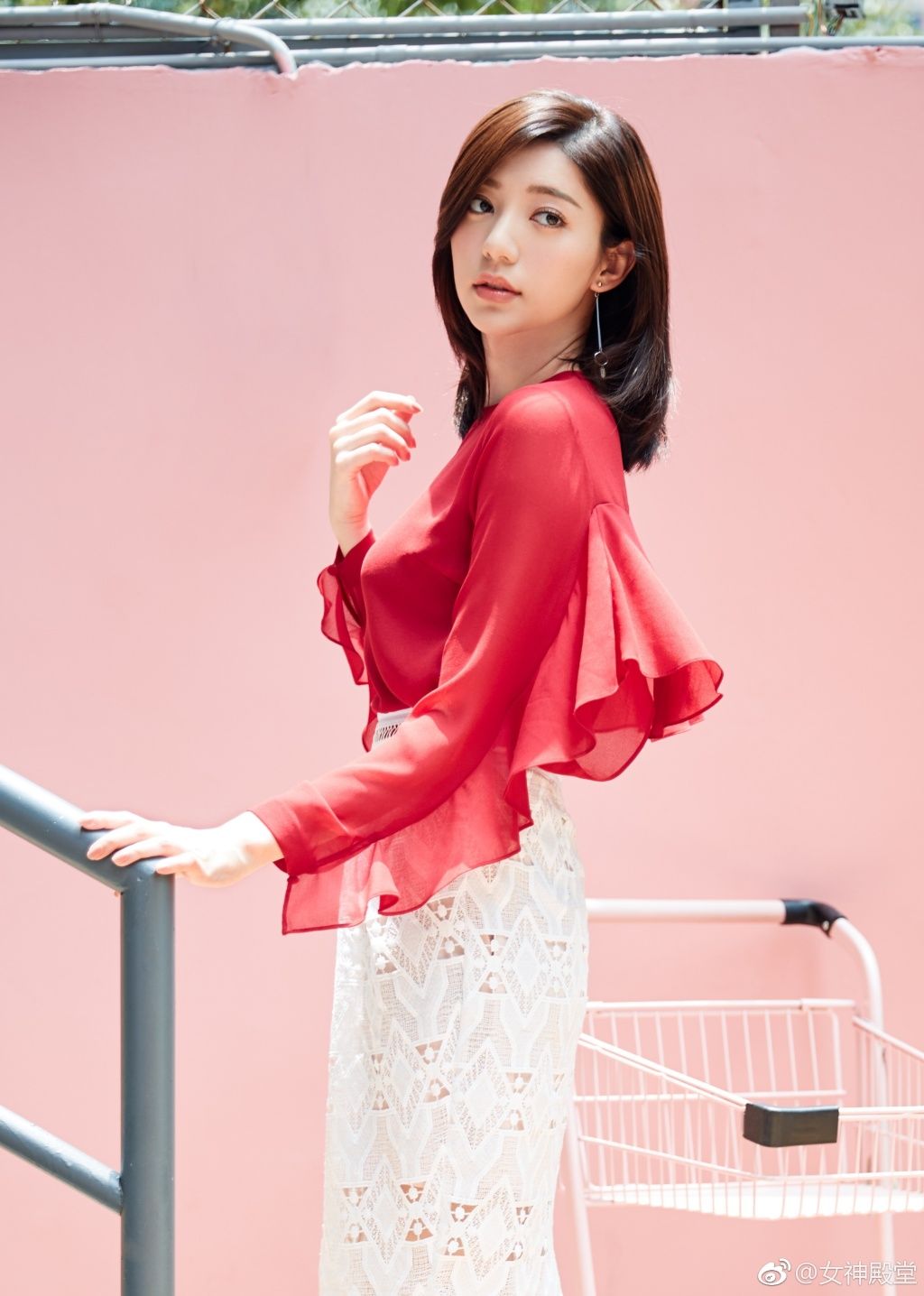 郭雪芙时尚写真，镂空短裙秀出一双白皙美腿 脚也好漂亮