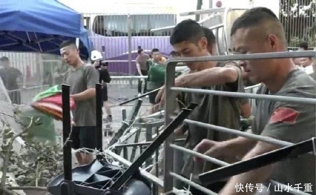  亲民■爱港亲民！驻港部队协助香港市民清理路障，赢得阵阵掌声