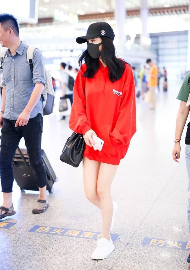 当鞠婧祎和杨幂同玩下衣失踪秀美腿，才终于明白腿长和腿细的差别