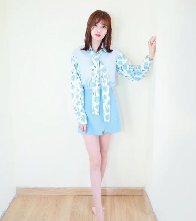  「气质」三木把“飘带衬衫”穿火了，百搭又气质，搭配印花裙美得刚刚好！
