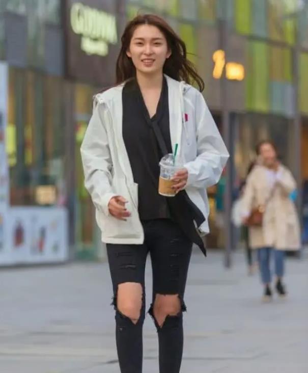  『美女』街拍：秀丽端庄的美女，一件枣红色的蕾丝连衣裙，时尚大方气质