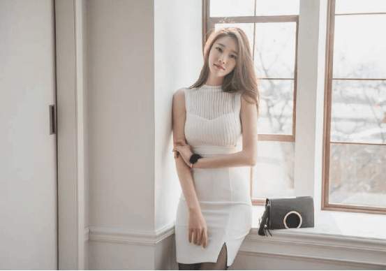 街拍：简单大气的纯色系穿搭，小姐姐个个如轻风拂面！