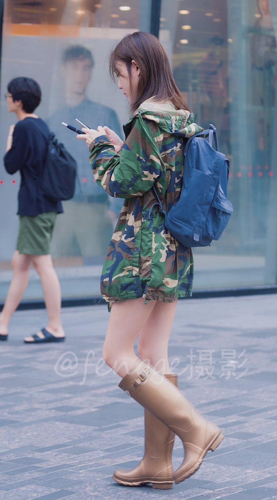 雨停了,女孩穿着时尚雨靴来了,不能趟水了,她心里一定极其失望