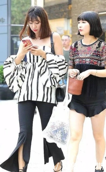  #美女#街拍：时尚时髦的长发美女，黑色上衣搭配牛仔短裤，简单又时尚