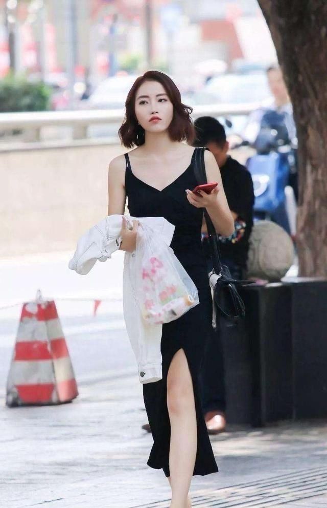  『气质』路人街拍，姑娘格外的清秀，穿黑色的皮大衣，更显婀娜