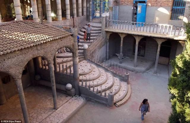 他用半个世纪捡来的垃圾建成教堂,不用起重机,仅凭双手创造奇迹