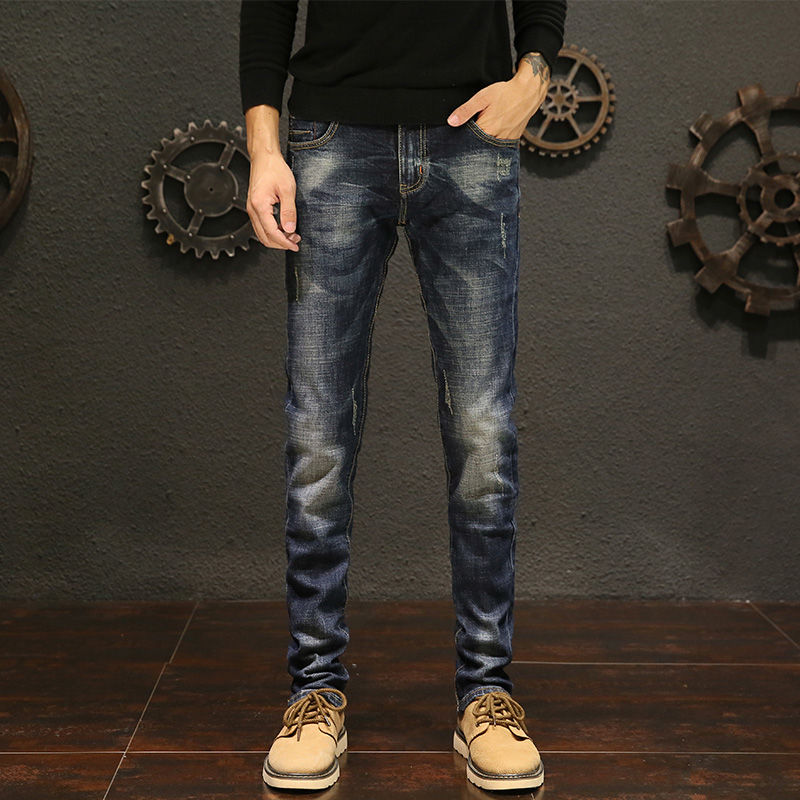 秋天就别穿短裤了，试试当季新款牛仔裤，不冷不热正适合