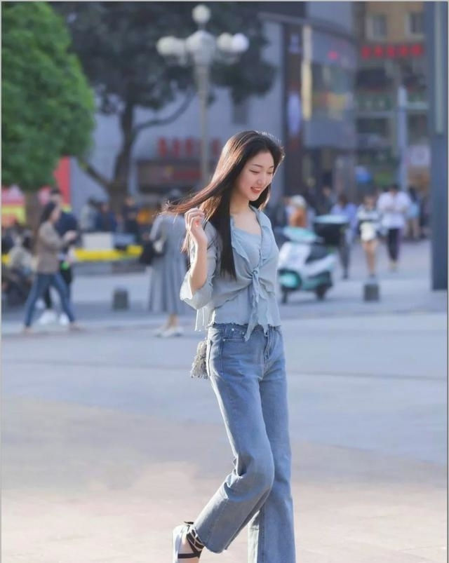  身穿@路人街拍,小姐姐身穿印花长裙,给人一种初恋的感觉