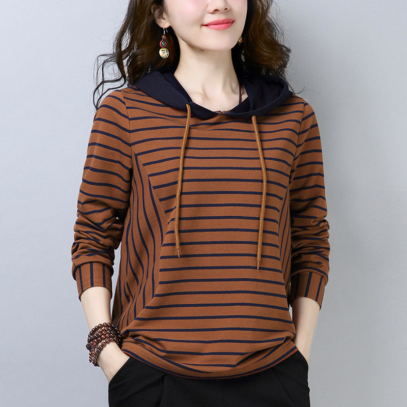 真没想到，今年流行的卫衣竟这么洋气，70后老婆穿上，减龄美炸