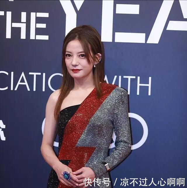 赵薇也老了 出席节目只能用用墨镜掩饰粉底都遮不住的眼袋!