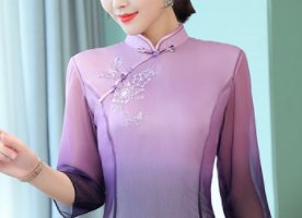 如今的女人胆真大，穿这样性感的旗袍就直接出门，简直挪不开眼