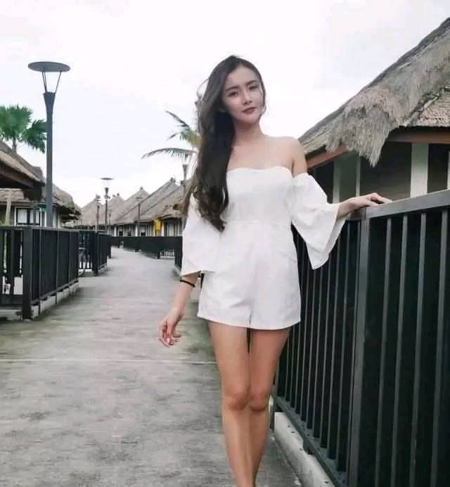 美女粉红色背心搭配白色性感短裙，身材丰满，时尚又性感！