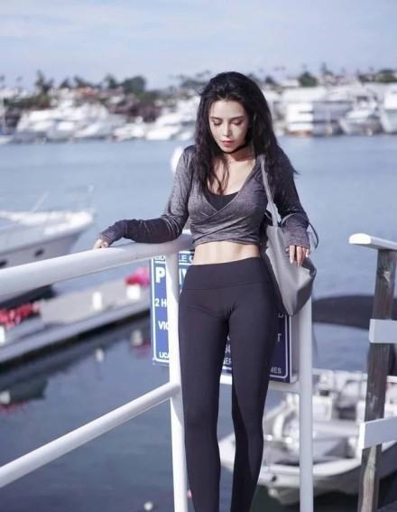 街拍：紧身裤美女简单的装扮，衬托出女神的魅力