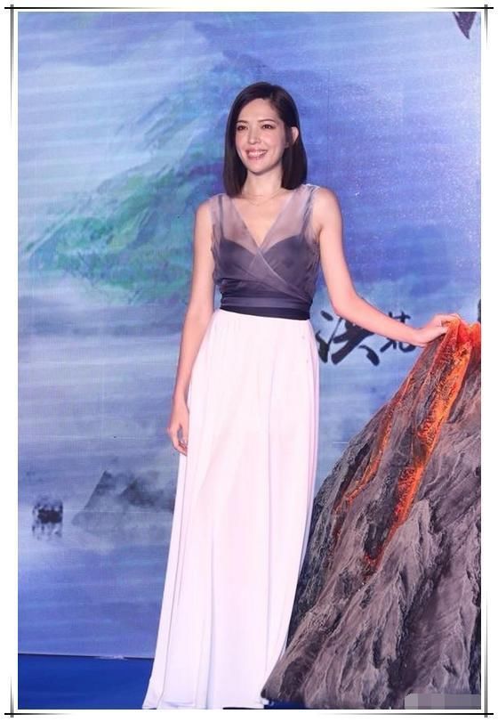 许玮甯真敢穿，深V直接开到胃，难怪身旁的成龙都笑开了花！